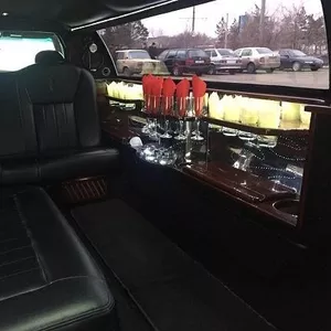 Лимузин Lincoln Town Car для свадьбы в Астане.