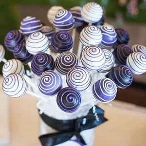 Маленькие тортики из бисквита на палочке. Cake pops